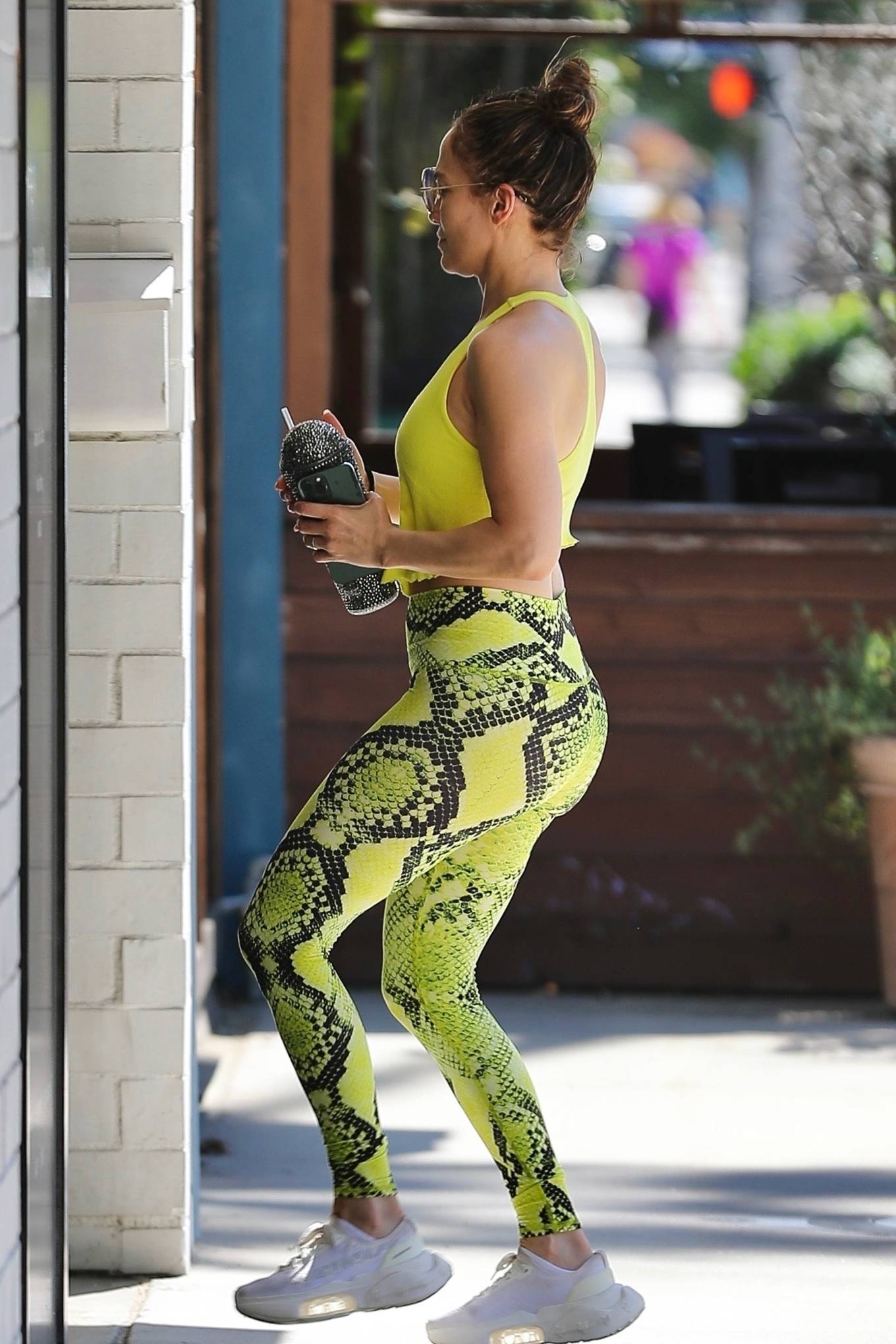 Jennifer Lopez - Arrives for a workout at the Tracy Anderson Studio in Studio City