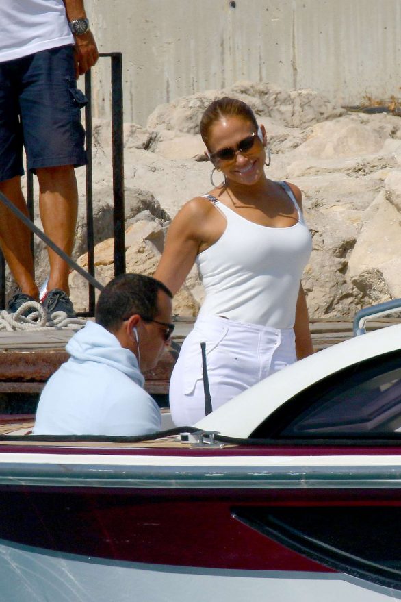 Jennifer Lopez - arrives in St. Tropez
