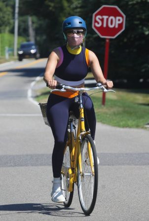 Jennifer Lopez - Bike ride in The Hamptons