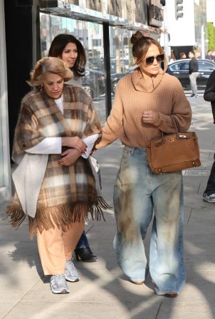 Jennifer Lopez - Christmas shopping in Beverly Hills with her mother Guadalupe Rodríguez