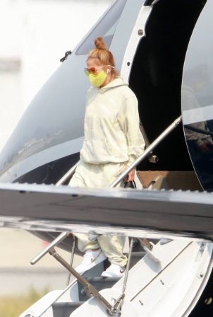 Jennifer Lopez - Exits her private jet in Los Angeles