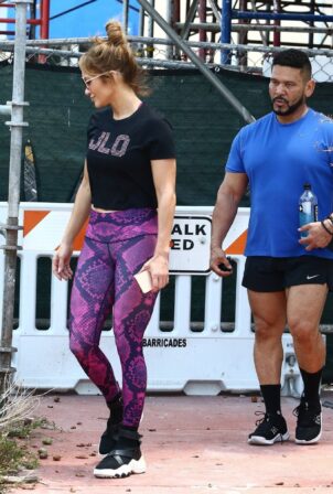Jennifer Lopez - In yoga leggings at the gym in Miami