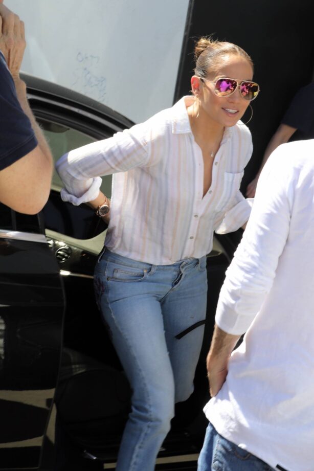 Jennifer Lopez - Looks at an office property in Los Angeles