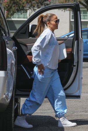 Jennifer Lopez - Looks comfy at Los Angeles studio session