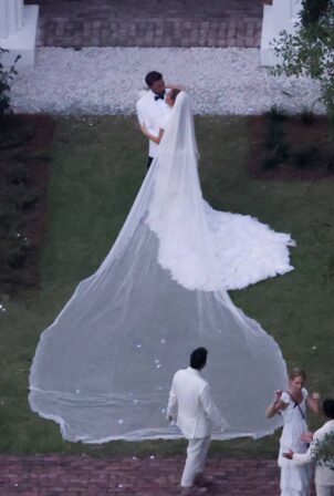 Jennifer Lopez - Marries Ben Affleck wearing wedding dress with a 20ft train in Savannah