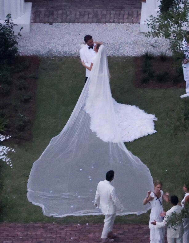 Jennifer Lopez - Marries Ben Affleck wearing wedding dress with a 20ft train in Savannah