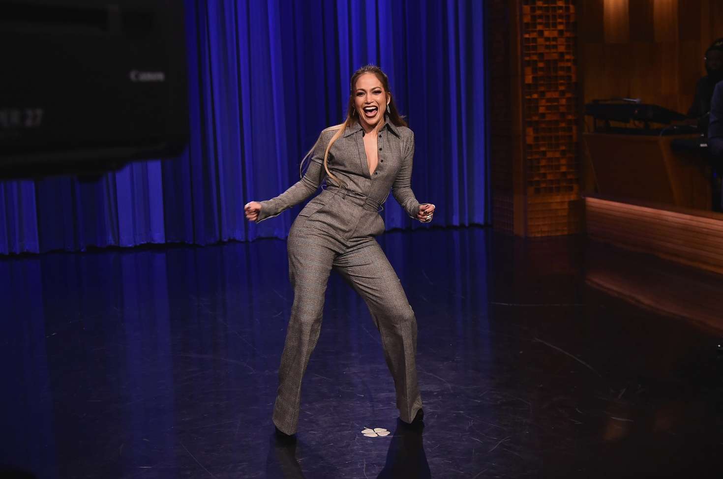 Лопес танцует. Jennifer Lopez Jimmy Fallon. Танцы на шоу Джимми Фэллона.