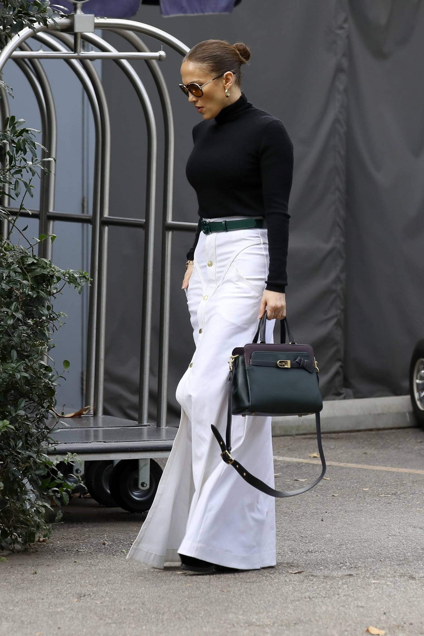 Jennifer Lopez 2022 : Jennifer Lopez – Out in an elegant white skirt in Bel Air-06