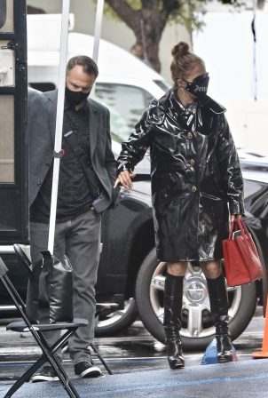Jennifer Lopez - Photoshoot candids on a rainy day in Paramount - California