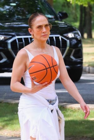 Jennifer Lopez - Seen at 4th of July Holiday in The Hamptons - New York