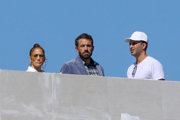 Jennifer Lopez - Seen at her possible new home in Bel Air