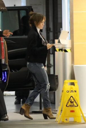 Jennifer Lopez - Seen heading to her office in Los Angeles