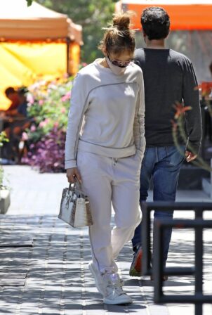 Jennifer Lopez - Seen in sweats and a mask at HD Buttercup furniture store in Los Angeles