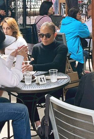 Jennifer Lopez - Seen on memorial day without Ben Affleck at Urth Caffe