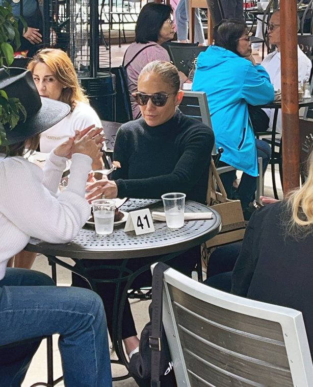 Jennifer Lopez - Seen on memorial day without Ben Affleck at Urth Caffe