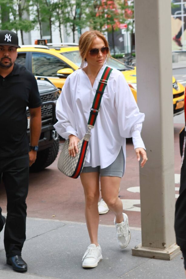 Jennifer Lopez - Seen shopping at Bergdorf Goodman in New York