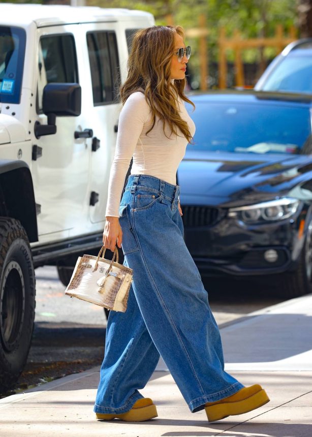Jennifer Lopez - Seen with a luxury Hermés Birkin in New York