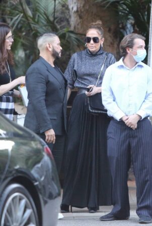 Jennifer Lopez - Seen with Benny Medina talk business over lunch at the Bel Air Hotel
