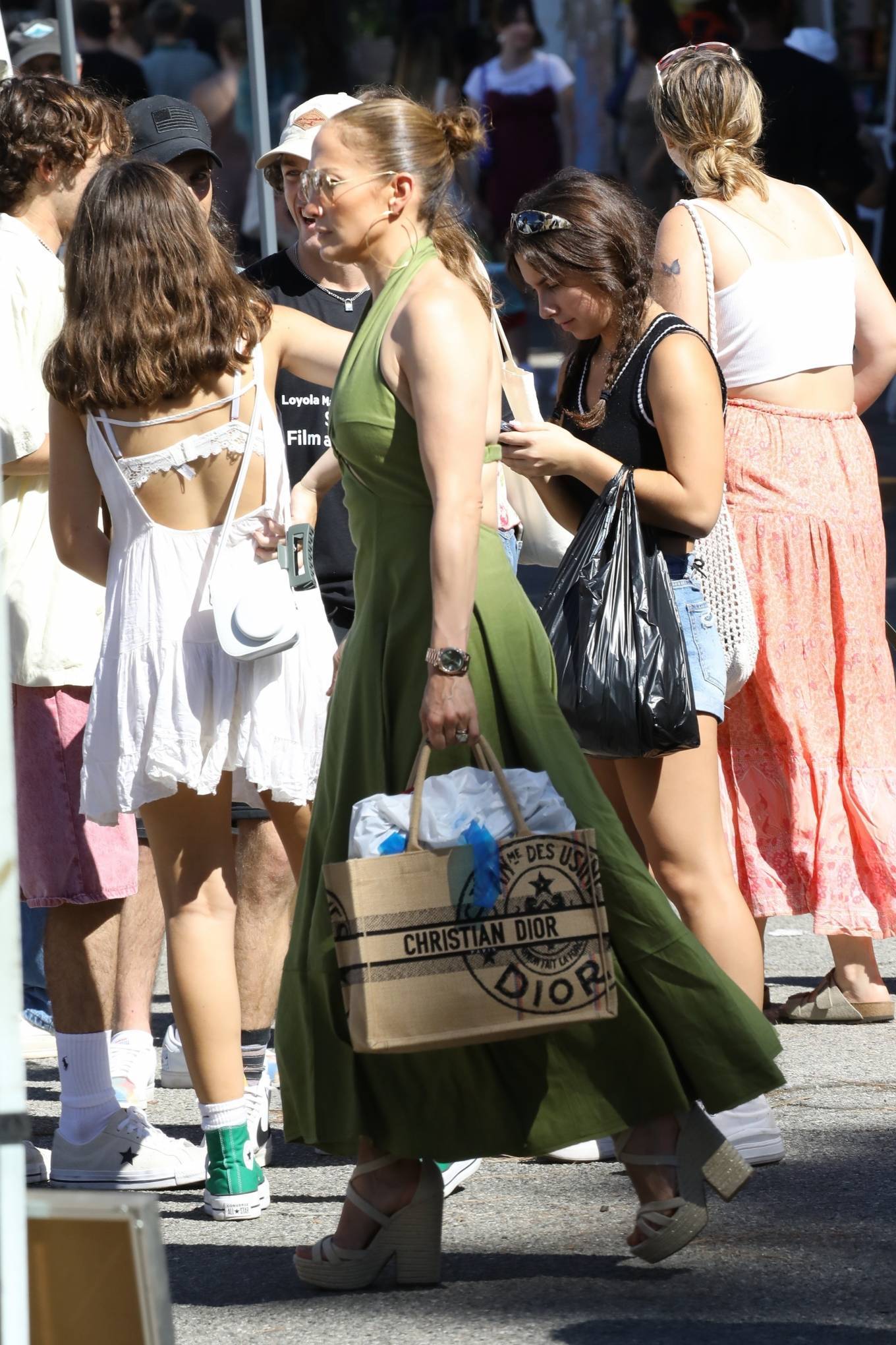 Jennifer Lopez 2022 : Jennifer Lopez – Shopping at the Flea Market in LA-10