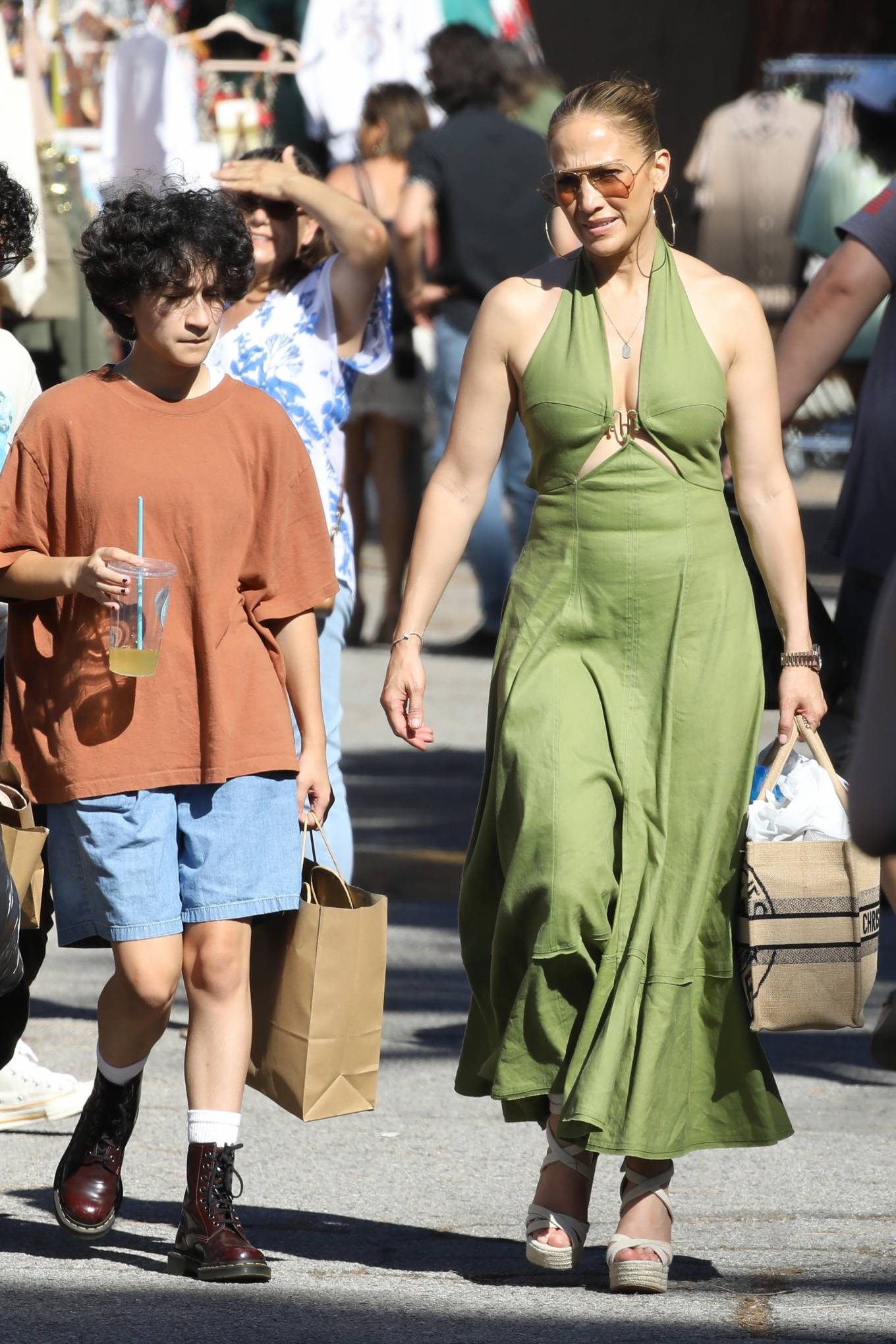 Jennifer Lopez 2022 : Jennifer Lopez – Shopping at the Flea Market in LA-16