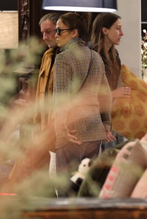 Jennifer Lopez - Shopping candids for pillows around Los Angeles
