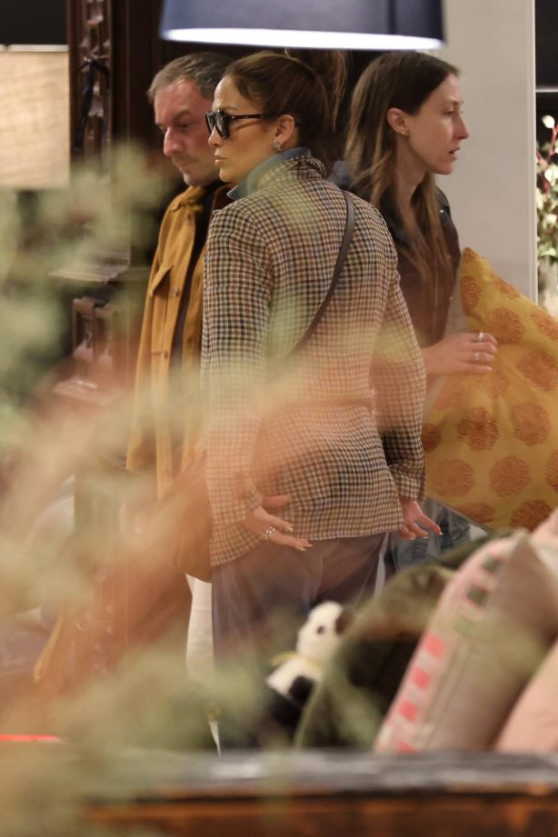 Jennifer Lopez - Shopping candids for pillows around Los Angeles
