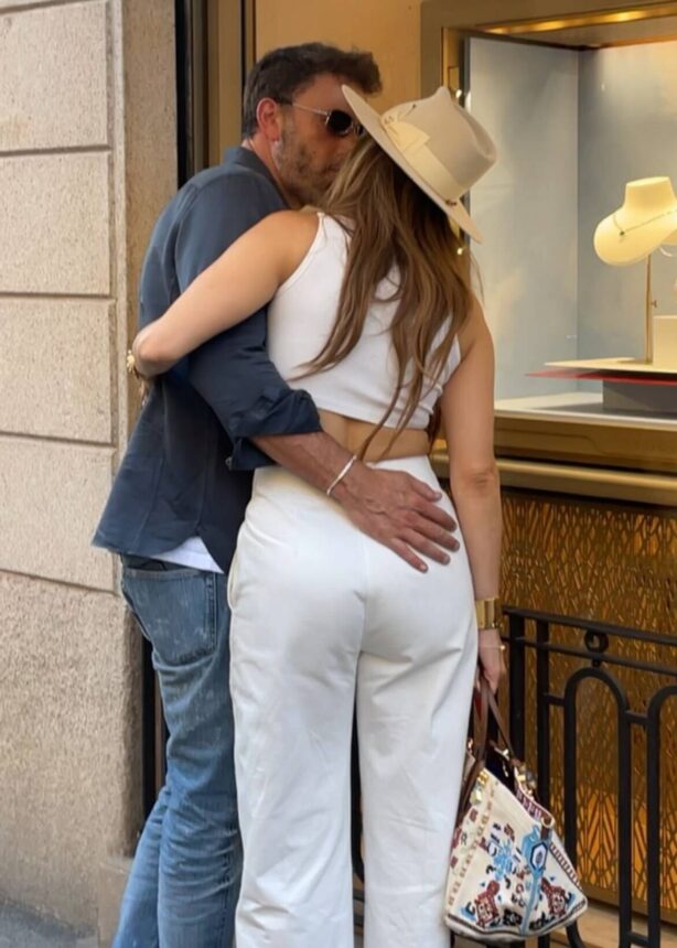 Jennifer Lopez - Shopping candids in Milan