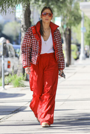 Jennifer Lopez - Shopping witrh her mom in Los Angeles