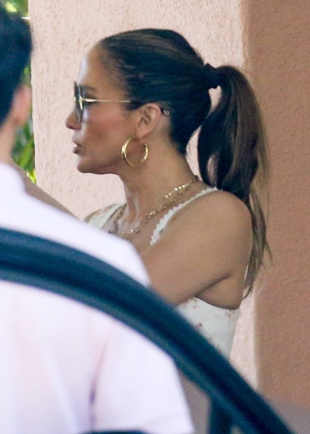Jennifer Lopez - Spotted with manager Benny at Beverly Hills Hotel