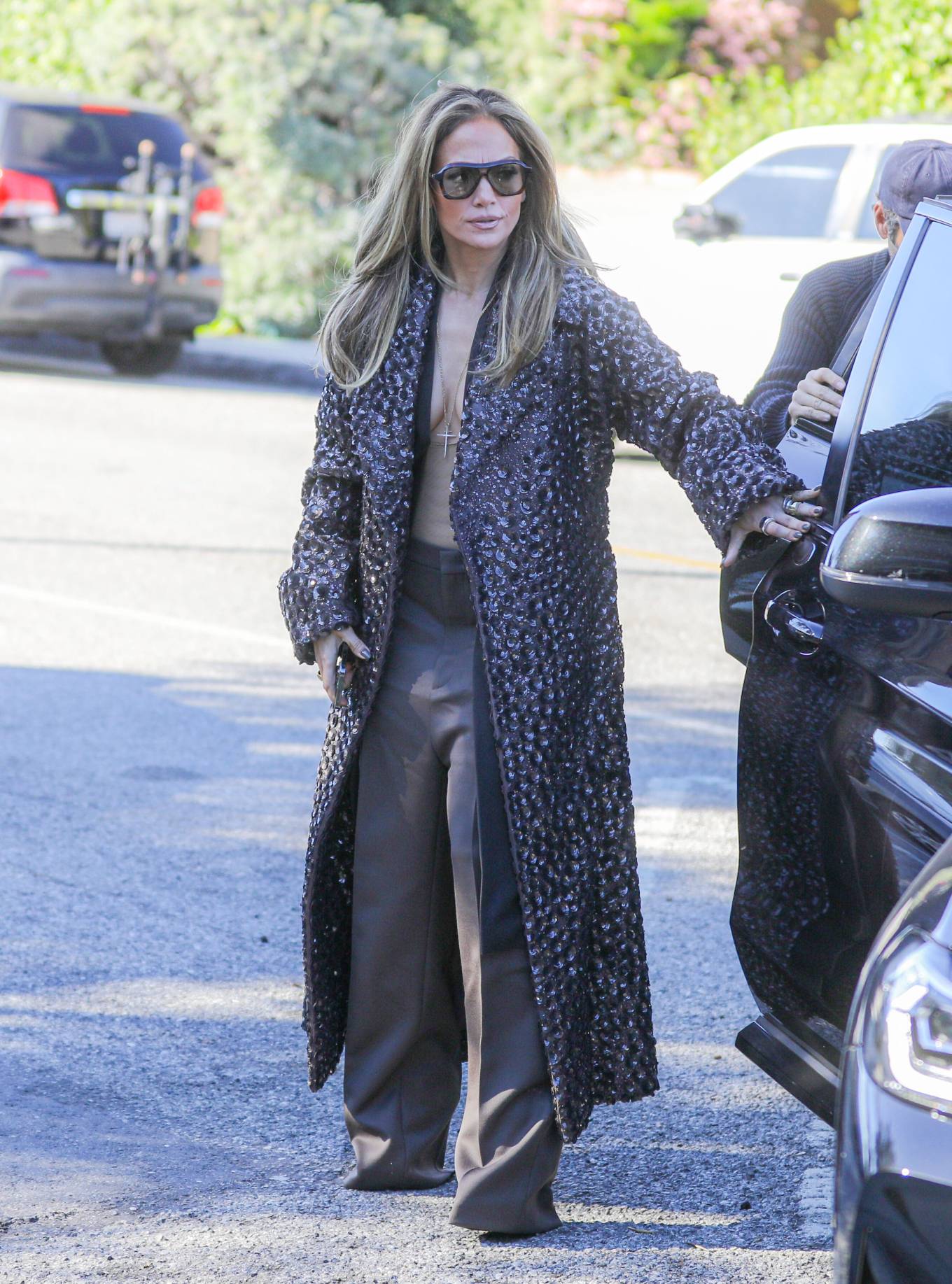 Jennifer Lopez 2023 : Jennifer Lopez – Steps out in Beverly Hills-14