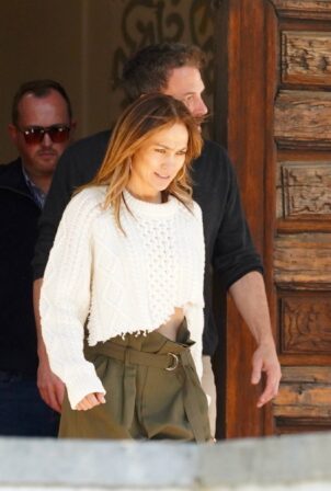 Jennifer Lopez - Visiting a real estate property on the market in Beverly Hills