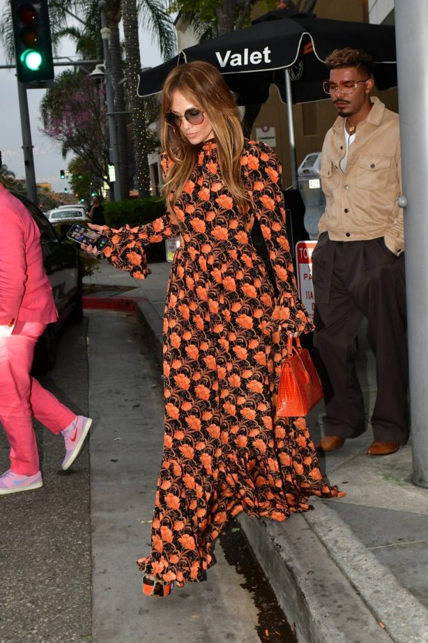 Jennifer Lopez - Was Spotted Out For Mother's Day In Beverly Hills