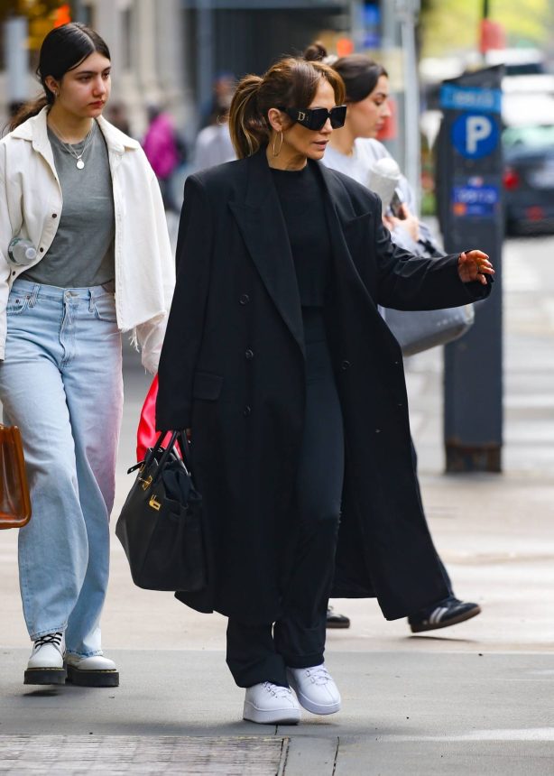 Jennifer Lopez - Wearing Gucci sunglasses and carrying a Hermes Birkin bag