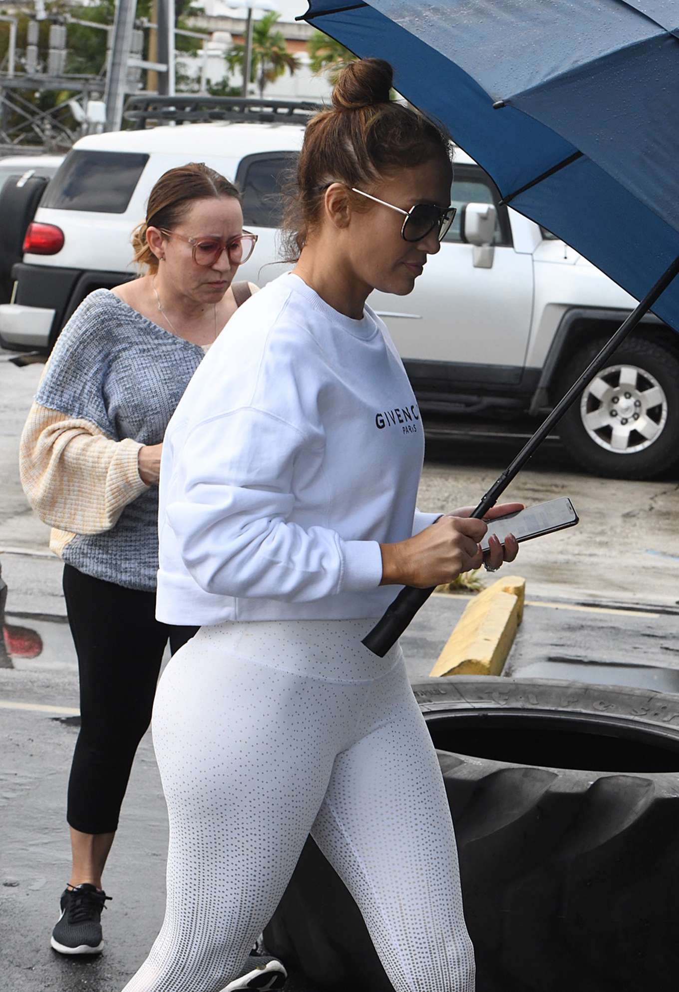Jennifer Lopez 2019 : Jennifer Lopez - Wears a Givenchy Sweatshirt at a gym...