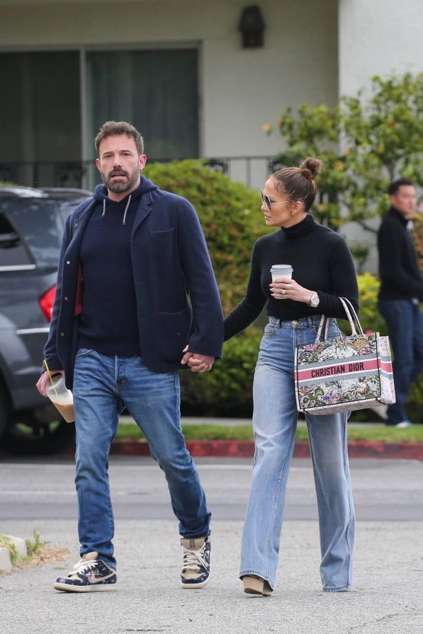 Jennifer Lopez - With Ben Affleck hold hands in Santa Monica