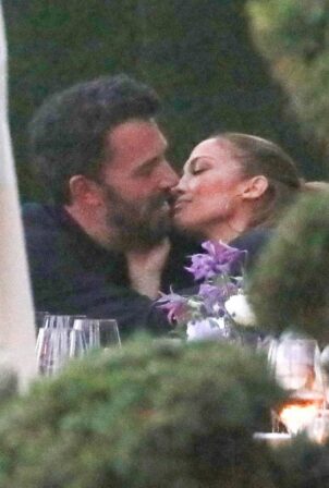 Jennifer Lopez - With Ben Affleck joins JLo’s family over dinner in Malibu