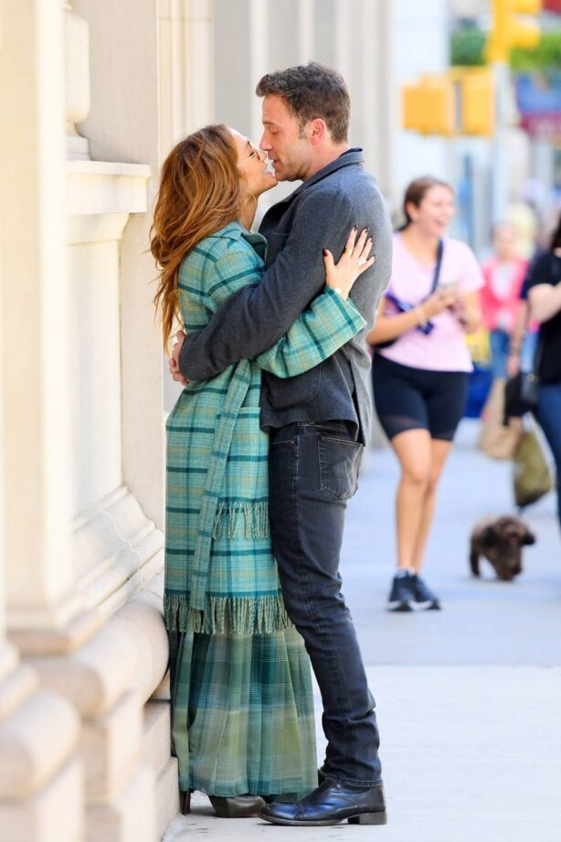 Jennifer Lopez - With Ben Affleck kiss in New York City