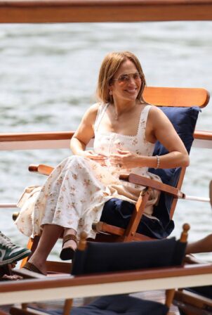 Jennifer Lopez - With Ben Affleck on the river Seine