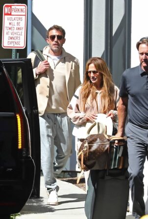 Jennifer Lopez - With Ben Affleck touch down in Los Angeles