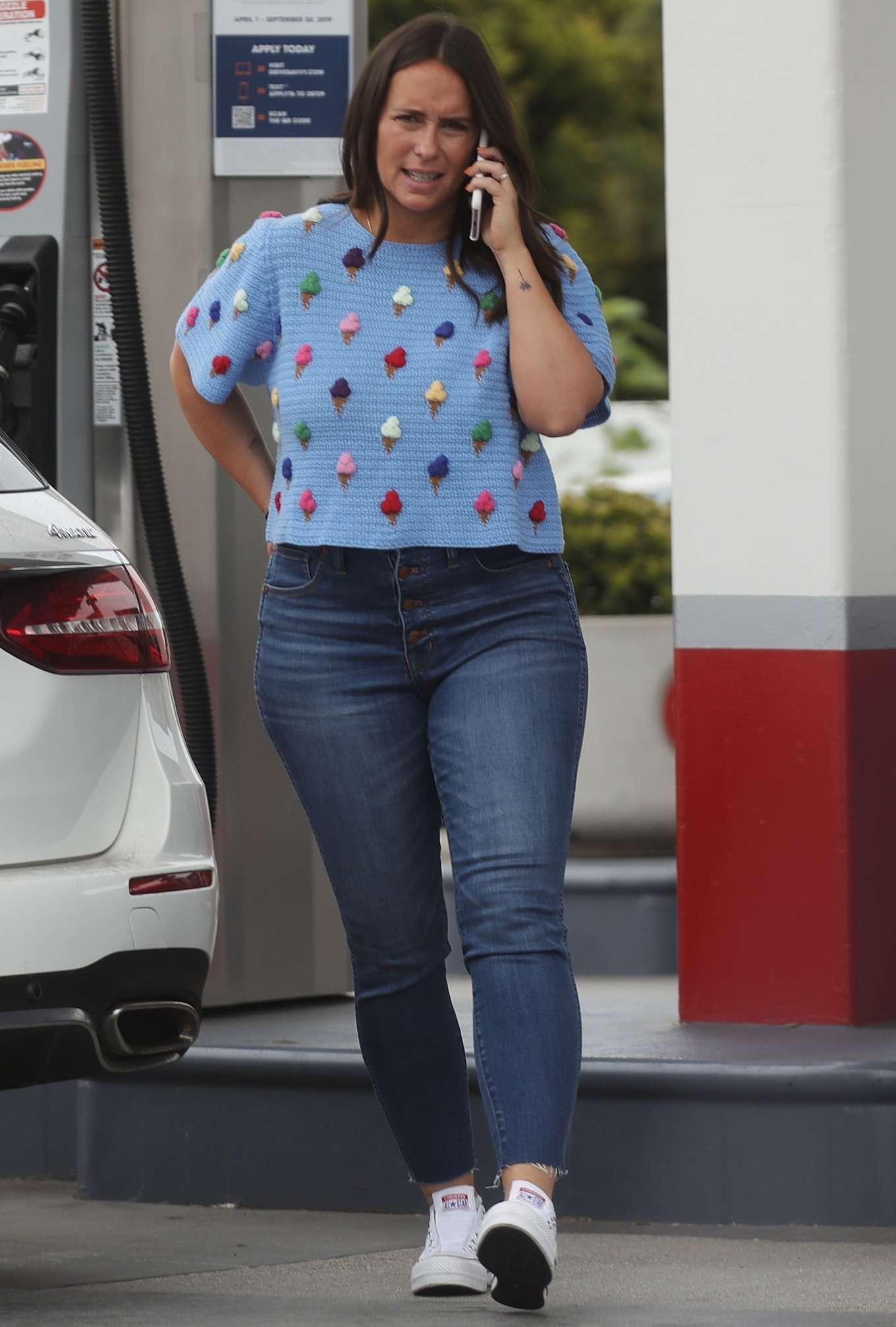 Jennifer Love Hewitt 2019 : Jennifer Love Hewitt at a gas station-04. 