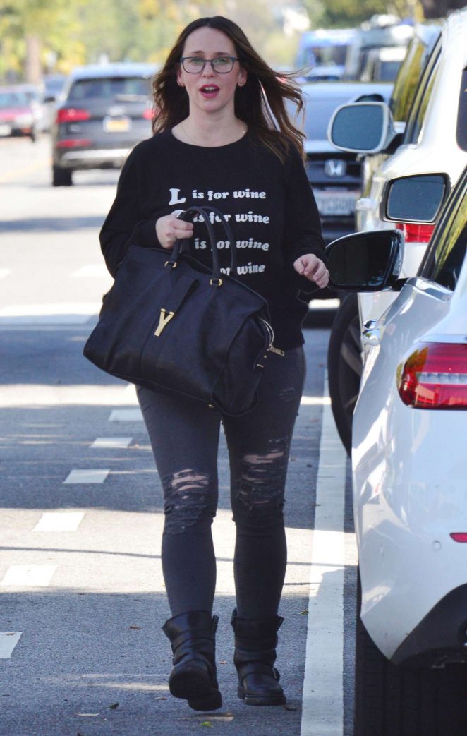 Jennifer Love Hewitt - Heads to her car after lunch in Santa Monica