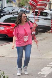 Jennifer Love Hewitt - Purchasing some candy cane balloons in Santa Monica