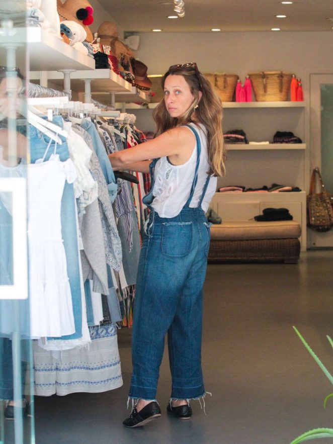 Jennifer Meyer in jeans shopping in Los Angeles