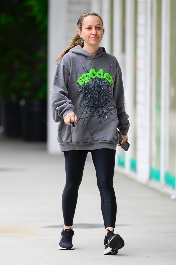 Jennifer Meyer - Wears a Sp5der hoodie as she heads to the gym in Los Angeles