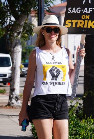 Jeri Ryan - Attending a SAG Strike at Warner Brothers Studios in Burbank