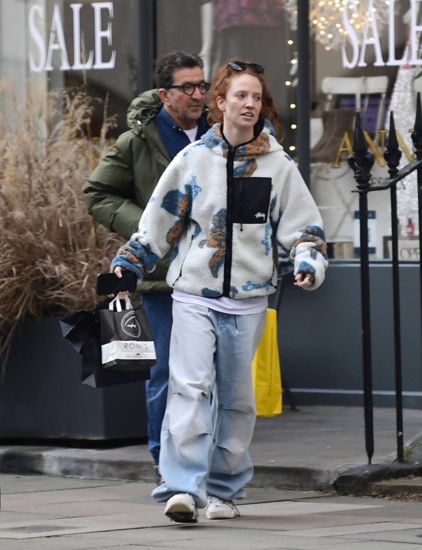 Jess Glynne - With her father Laurence enjoying some Christmas shopping in Primrose Hill