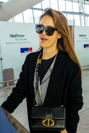 Jessica Alba - Arrives at Heathrow Airport in London