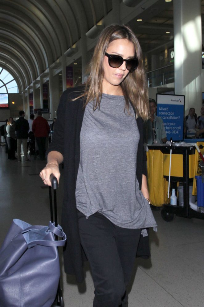 Jessica Alba Arrives at the Los Angeles Airport