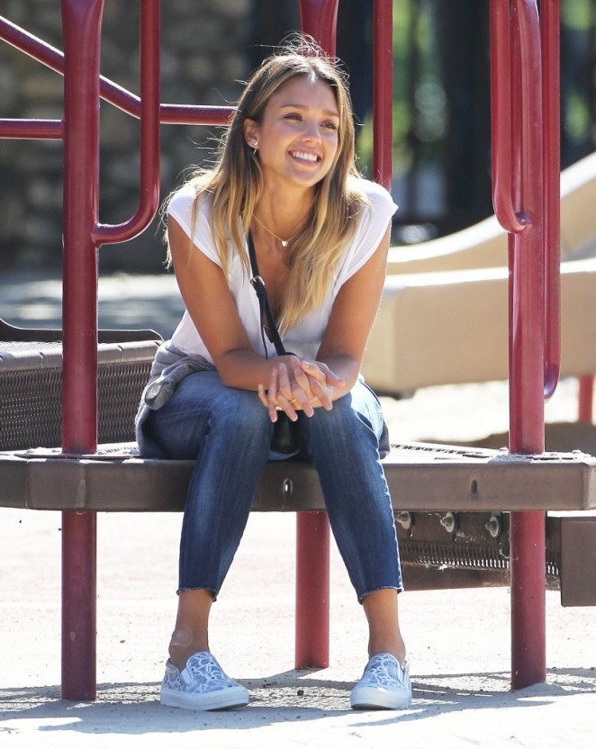 Jessica Alba at Coldwater Canyon Park in Beverly Hills