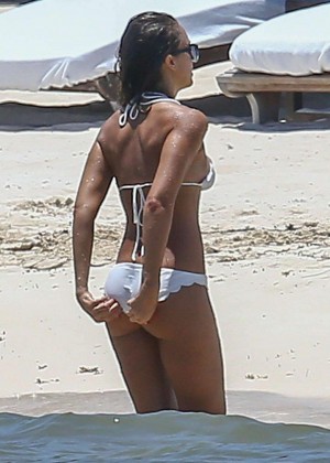 Jessica Alba - Bikini candids in Cancun